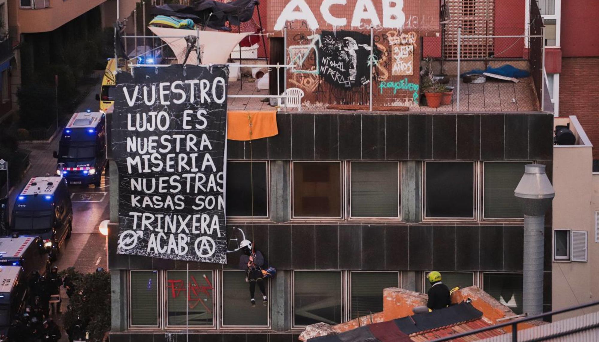 Defensa del centro social La Ruina, en Barcelona, ante el intento de desalojo
